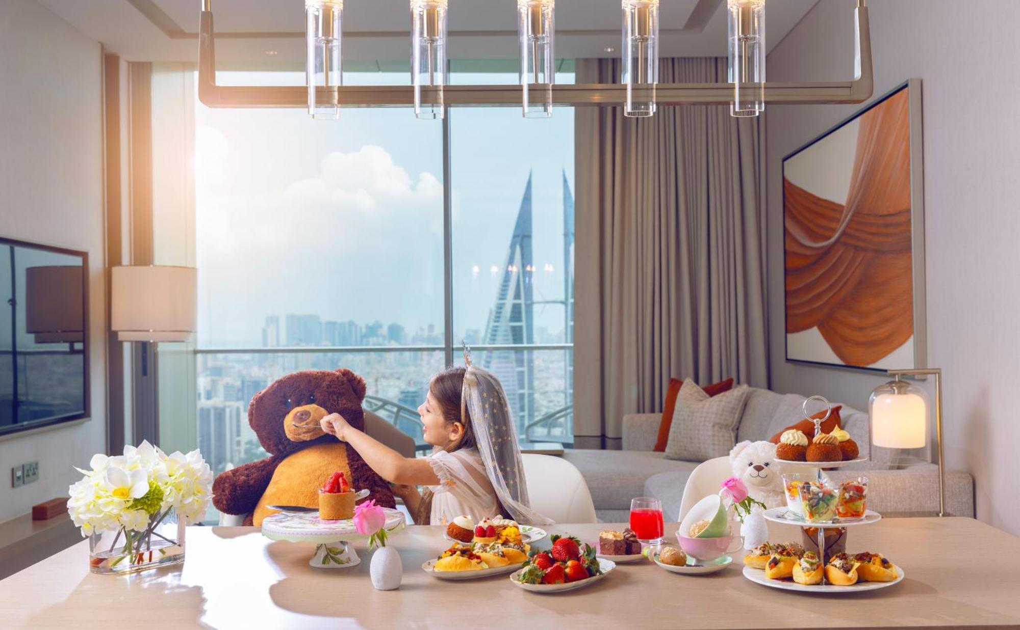 Onyx Rotana Hotel มานามา ภายนอก รูปภาพ A woman with a teddy bear