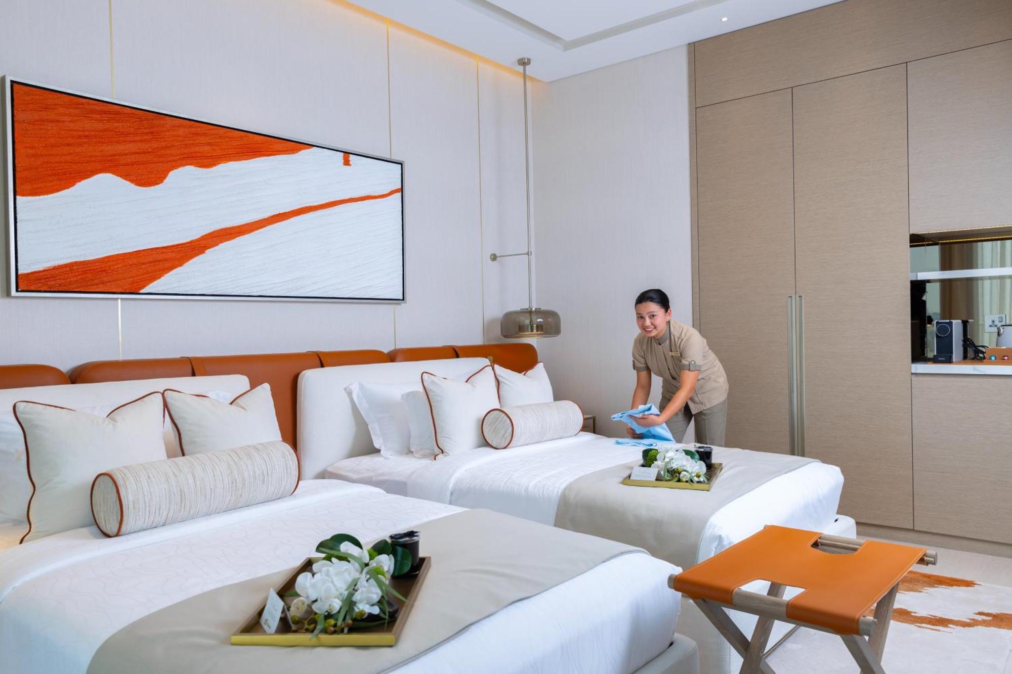 Onyx Rotana Hotel มานามา ภายนอก รูปภาพ A housekeeper making a bed at a hotel