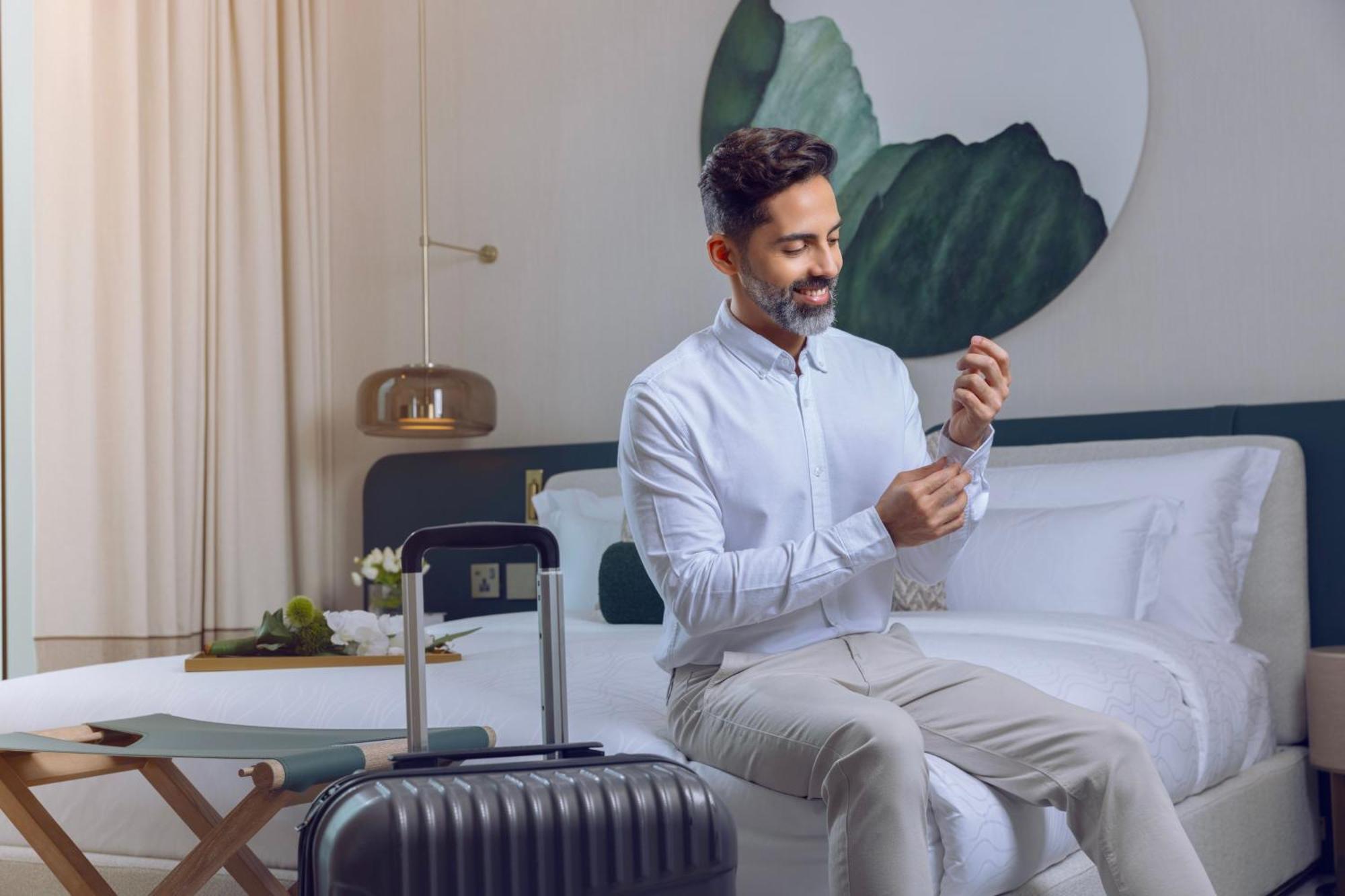 Onyx Rotana Hotel มานามา ภายนอก รูปภาพ A man using a mobile phone