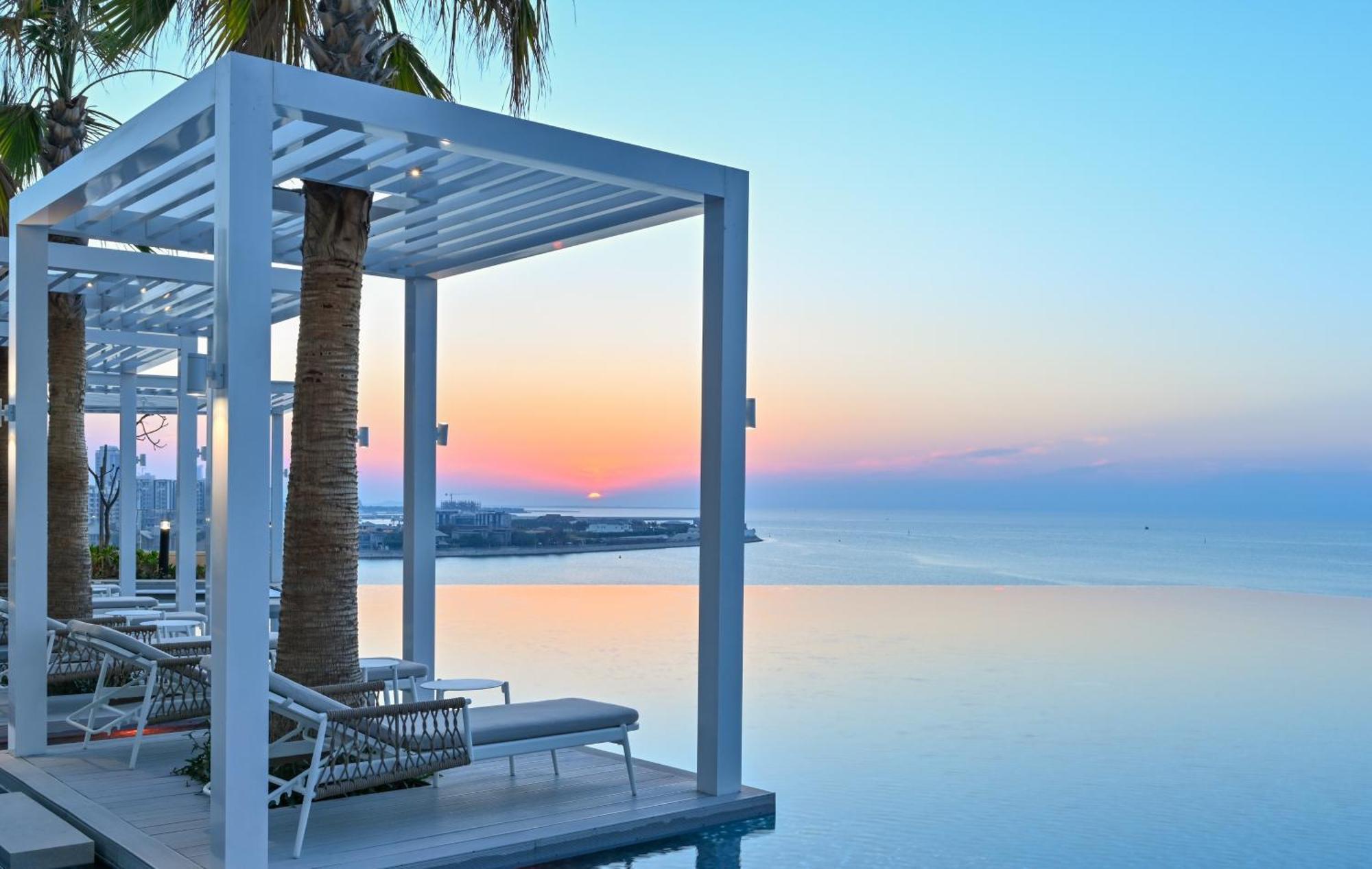 Onyx Rotana Hotel มานามา ภายนอก รูปภาพ Sunset at the pool
