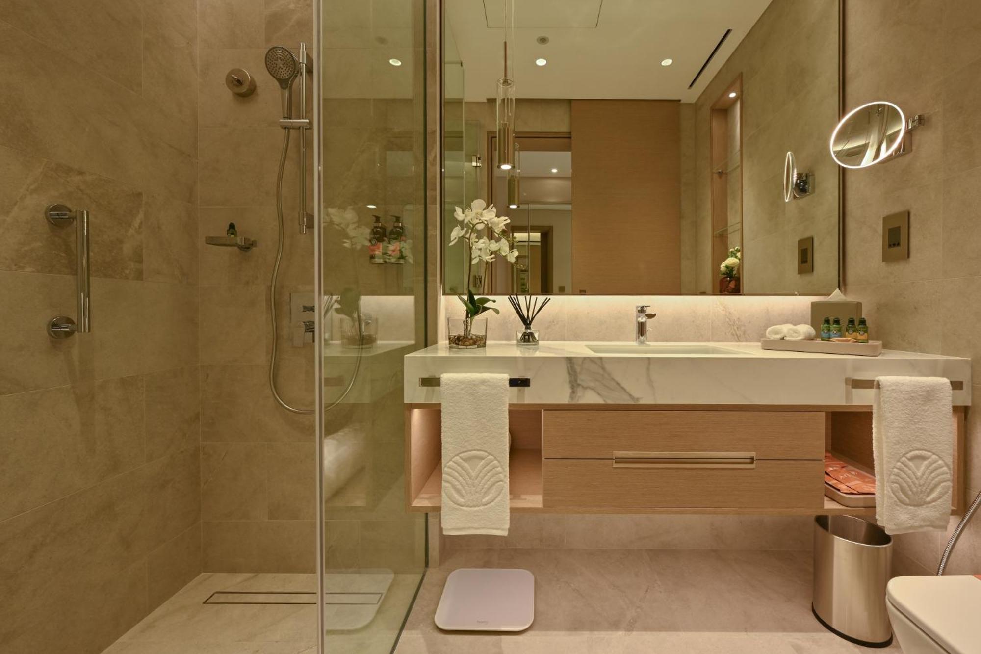 Onyx Rotana Hotel มานามา ภายนอก รูปภาพ A bathroom in a hotel